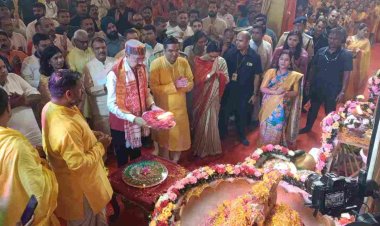 *राज्यपाल श्री डेका कालीबाड़ी वैशाली नगर में दुर्गा पूजा उत्सव में शामिल हुए* इस अवसर पर प्रथम महिला श्रीमती *रानी* डेका, विधायक श्री *रिकेश* सेन, संभाग आयुक्त श्री एस.एन. *राठौर* , आईजी श्री *आर.जी* . *गर्ग* , कलेक्टर सुश्री *ऋचा* प्रकाश चौधरी, एसपी श्री *जितेन्द्र* शुक्ला और गणमान्य नागरिक उपस्थित थे।