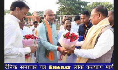 CM साय के दुर्ग आगमन पर OBC आयोग के उपाध्यक्ष ललित चन्द्राकर, भाजपा भिलाई जिला अध्यक्ष महेश वर्मा और पूर्व विधायक सावला राम डाहरे स्वागत करते हुए