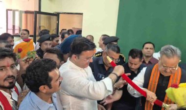 भिलाई ट्रक ट्रेलर ट्रांसपोर्टर्स एसोसिएशन के अध्यक्ष इंद्रजीत सिंह छोटू ने विधानसभा अध्यक्ष रमन सिंह के जन्मदिन पर तलवार भेंट किये