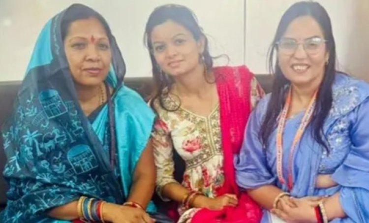 सीएम साय की धर्म पत्नि श्रीमती कौशल्या साय ने श्रीमती सीमा सोनी को दिव्यांगता क्षेत्र में उत्कृष्ट कार्यों हेतु दिए जाने वाले “सक्षम सेवा सम्मान” से सम्मानित किया।